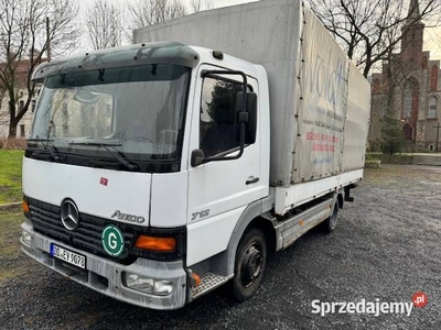 Mercedes-Benz Atego z windą z tyłu PLANDEKA niski przebieg