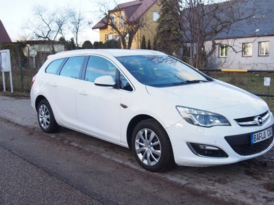 Opel Astra J Sports Tourer Facelifting 1.6 Twinport ECOTEC 115KM 2014