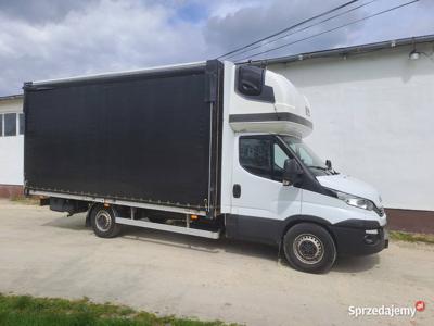 Iveco Daily z przebiegiem 432500 km z 2017 roku.