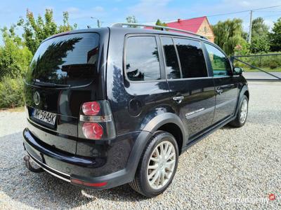 Śliczny Volkswagen Cross Touran