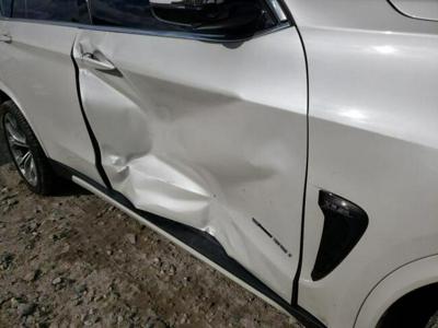 BMW X5 2014, 3.0L, uszkodzony bok