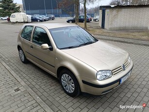 Volkswagen Golf Rok 2001 poj 1,6 benzyna / Hak