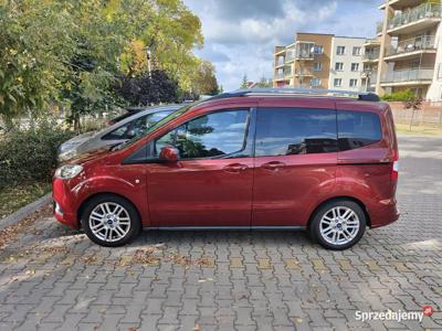 Ford Tourneo Courier EcoBoost Titanium