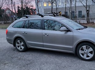 Skoda Superb Kombi Elegance 2011 - Komfort, Przestrzeń i Super Wyposażenie