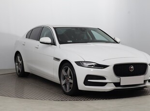 Jaguar XE I , Salon Polska, Serwis ASO, 180 KM, Automat, Skóra, Navi,