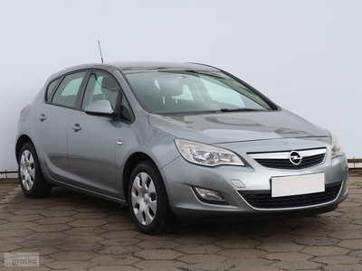 Opel Astra J , Klima, Tempomat, Podgrzewane siedzienia