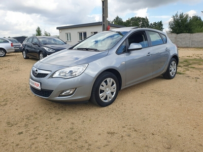 Opel Astra J 2011