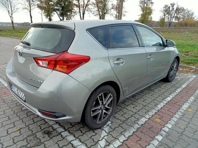 Toyota Auris hybryda 20215r.