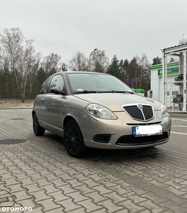 Lancia Ypsilon 1.4 8V Argento (4 os.)