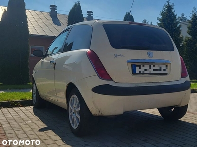 Lancia Ypsilon 1.4 16V Platino (4 os.)