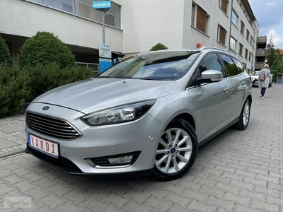 Ford Focus III Navi Sam parkuje