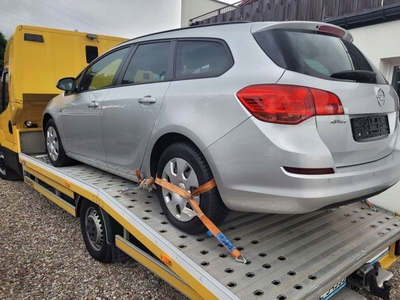 Opel Astra J Sports Tourer 1.7 CDTI ECOTEC 110KM 2012