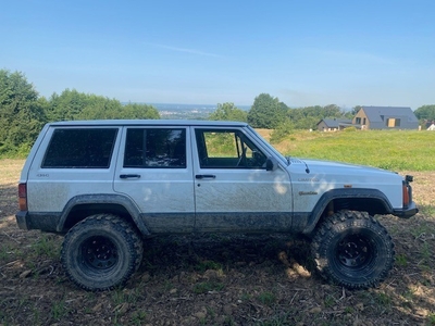 Jeep Cherokee II [XJ] 4x4 offroad podniesiony wyciągarka hak