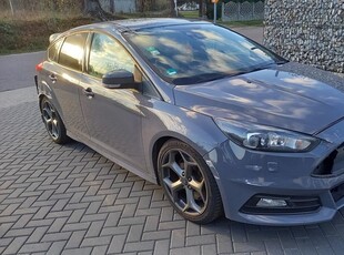 Ford Focus 2.0 EcoBoost ST mit Leder-Sport-Paket