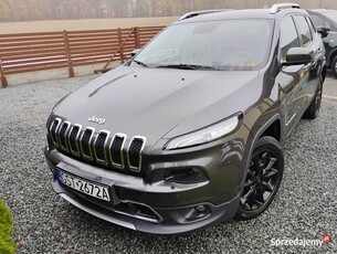 Jeep Cherokee 200 koni radar kamera skóry