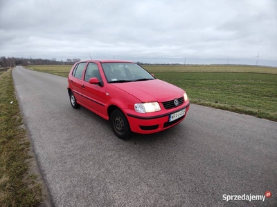 Polo małe ekonomiczne zadbane auto.