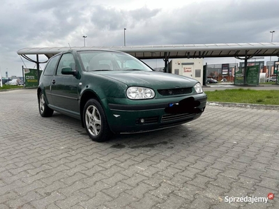 Golf 1,6 sr z Niemiec klimatyzację niski przebieg 176000 km