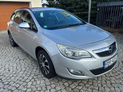 Opel Astra J Sports Tourer Facelifting 1.4 Turbo ECOTEC 120KM 2011