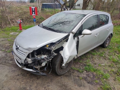 Opel corsa 2008 lekko uszkodzona