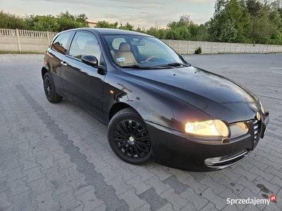 Czarna Alfa Romeo 147