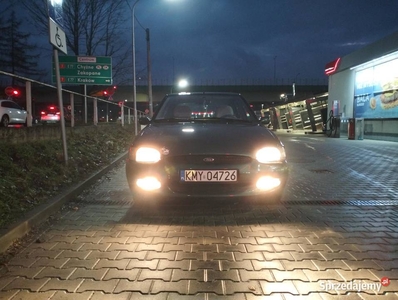 Sprzedam kultowego Forda Escort z LPG - opłacony, okazja!