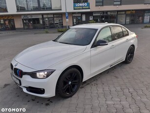 BMW Seria 3 320d Efficient Dynamics Sport Line