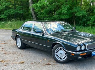 Jaguar XJ V