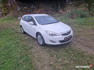 Opel Astra J Cosmo1.7 cdti euro5 125 koni super stan mały przebieg