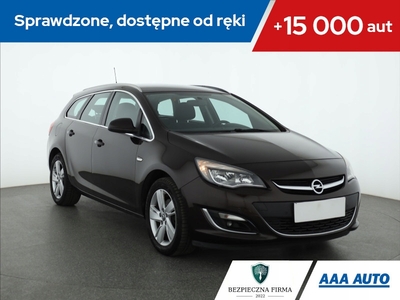 Opel Astra J Sports Tourer Facelifting 1.6 Turbo ECOTEC 180KM 2013