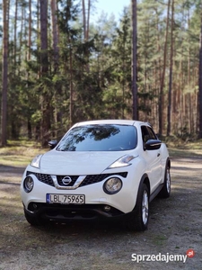 Nissan Juke biała perła z czarnymi dekorami