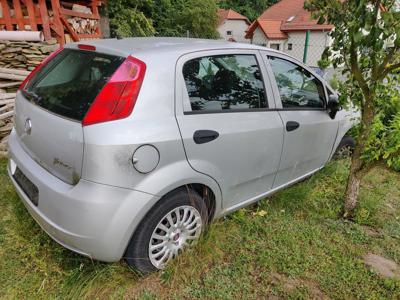 Fiat Punto 2012 mocno uszkodzony - na części