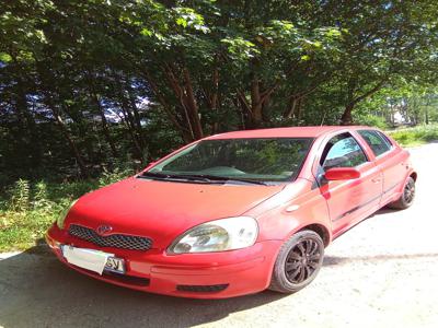 Toyota Yaris I Samochód w rodzinie, użytkowany przez rodzeństwo.