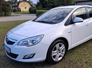 Opel Astra J 1.4 benzyna 2011 klimatyzacja ,tempomat, mały przebieg 135000 km