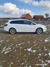 Astra J Kombi 2012r. 1.4T benzyna wersja Cosmo Czarne Skóry Fotele AGR Hak