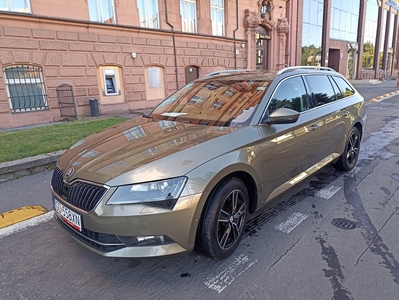 Skoda Superb III Skoda Superb Kombi 1.6 TDI Style Full 360 Canton sam parkuje