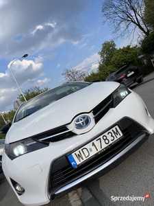 Toyota Auris kombi hybryda z LPG.