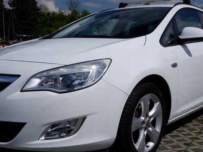 Opel Astra J Sports Tourer 1.4 Twinport ECOTEC 100KM 2011