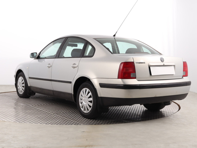 Volkswagen Passat 2000 1.6 272848km Sedan