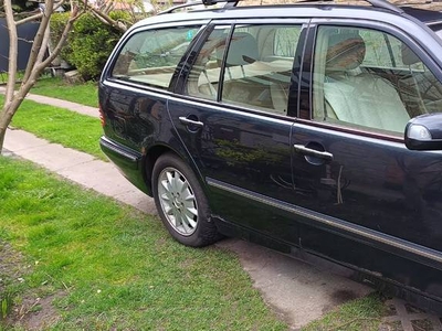 Mercedes-Benz E280 7 osobowy garażow LPG hak, koła, bagażnik