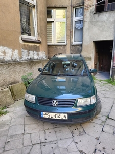 Volkswagen Passat B5 1.8 kat kombi -uszkodzony