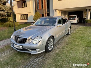 Mercedes-Benz W211 E500 Elegance 2002 r. jasny środek