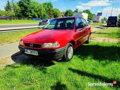 Opel Astra F 1,4 benzyna czerwony sedan