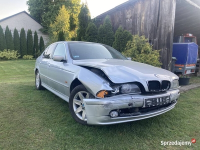 Sprzedam E39 BMW 520I uszkodzony