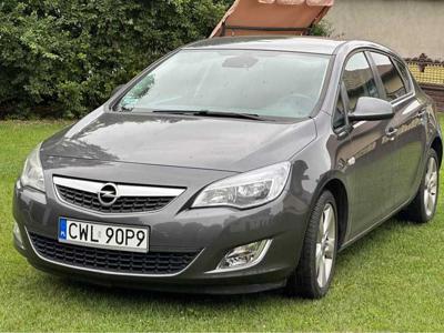 Opel Astra 2010r.+ nowy akumulator+ nowe opony