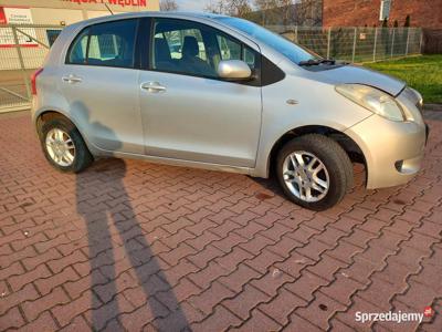 Toyota Yaris 1.0 benzyna srebrna