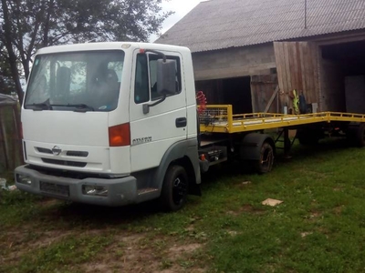 Auto laweta. Transport maszyn. Pomoc drogowa Holownik