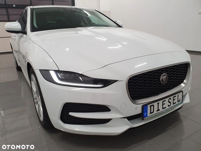 Jaguar XE 2.0 D180 R-Dynamic SE