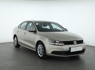 Volkswagen Jetta VI , Salon Polska, Klima, Parktronic, Podgrzewane siedzienia