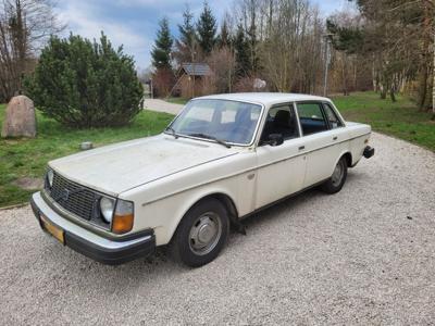 Volvo 244DL zabytek na żółtych tablicach