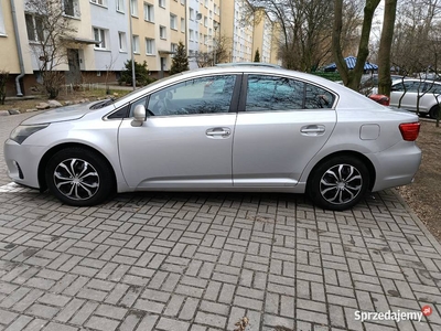 sprzedam TOYOTĘ AVENSIS